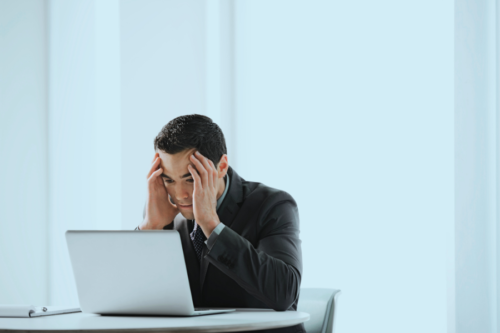 悩む経営者